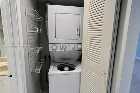 Condominio en alquiler en Pembroke Pines, Florida, 2 dormitorios, 110.74 m2 № 1997755 - foto 8