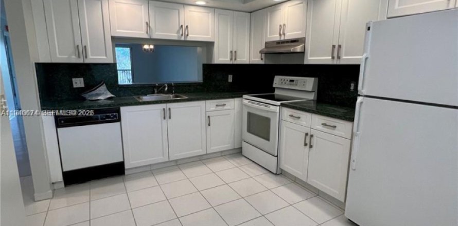 Condominio en Pembroke Pines, Florida, 2 dormitorios № 1997755