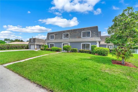 House in Lighthouse Point, Florida 7 bedrooms, 610.83 sq.m. № 2244296 - photo 5