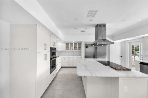 House in Lighthouse Point, Florida 7 bedrooms, 610.83 sq.m. № 2244296 - photo 30