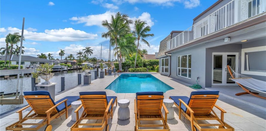 House in Lighthouse Point, Florida 7 bedrooms, 610.83 sq.m. № 2244296