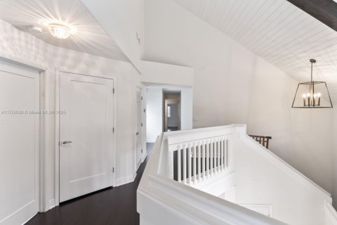 Купить виллу или дом в Майами, Флорида 5 спален, 453.46м2, № 1935443 - фото 9