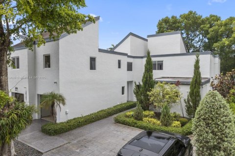 Купить виллу или дом в Майами, Флорида 5 спален, 453.46м2, № 1935443 - фото 1