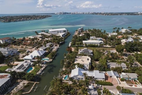 House in Sarasota, Florida 5 bedrooms, 301.75 sq.m. № 2214503