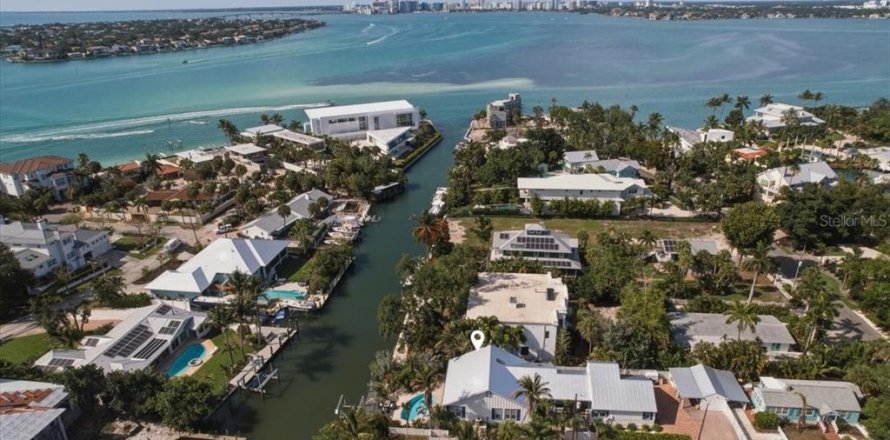 House in Sarasota, Florida 5 bedrooms, 301.75 sq.m. № 2214503