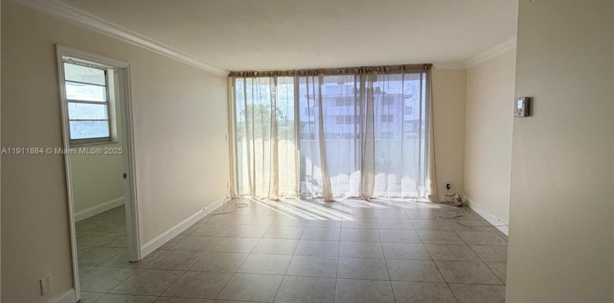 Apartamento en North Miami Beach, Florida 3 dormitorios, 134.71 m2 № 2082301