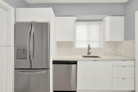 House in Miami, Florida 3 bedrooms, 109.81 sq.m. № 2031841 - photo 11