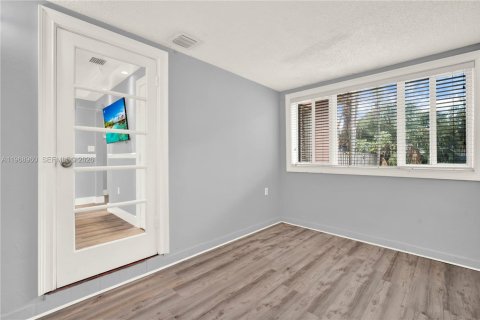 House in Miami, Florida 3 bedrooms, 109.81 sq.m. № 2031841 - photo 17