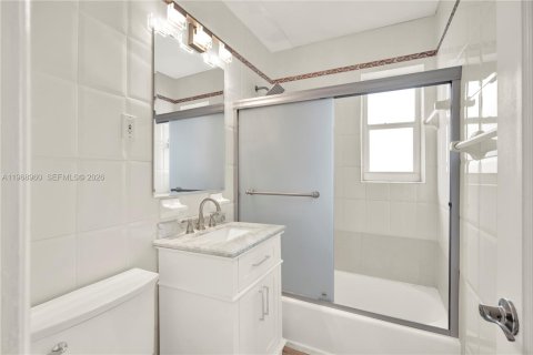 House in Miami, Florida 3 bedrooms, 109.81 sq.m. № 2031841 - photo 24