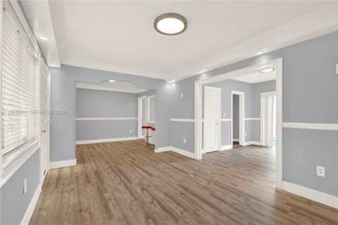 House in Miami, Florida 3 bedrooms, 109.81 sq.m. № 2031841 - photo 5