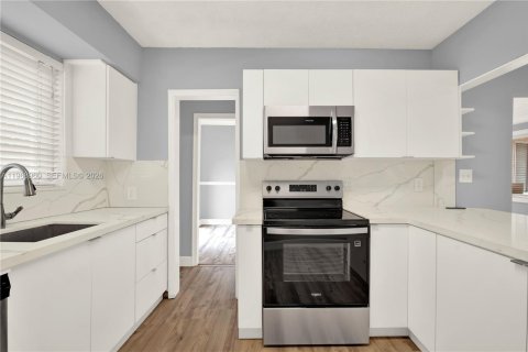 House in Miami, Florida 3 bedrooms, 109.81 sq.m. № 2031841 - photo 10