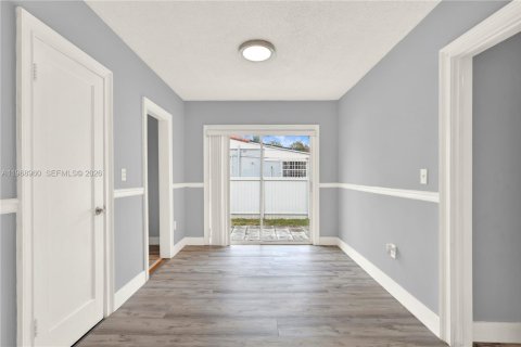 House in Miami, Florida 3 bedrooms, 109.81 sq.m. № 2031841 - photo 15