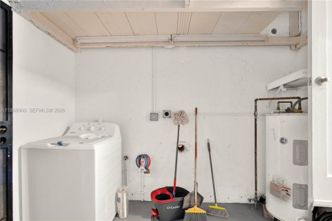 House in Miami, Florida 3 bedrooms, 109.81 sq.m. № 2031841 - photo 14