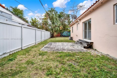 House in Miami, Florida 3 bedrooms, 109.81 sq.m. № 2031841 - photo 25
