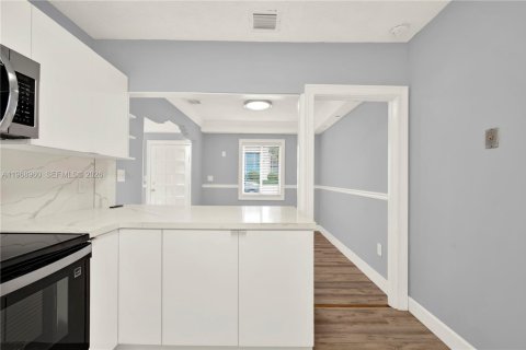 House in Miami, Florida 3 bedrooms, 109.81 sq.m. № 2031841 - photo 12