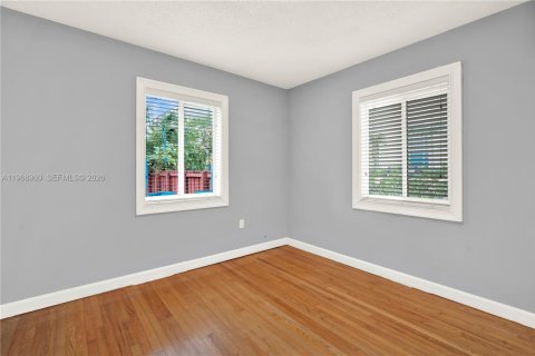 House in Miami, Florida 3 bedrooms, 109.81 sq.m. № 2031841 - photo 20