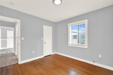 House in Miami, Florida 3 bedrooms, 109.81 sq.m. № 2031841 - photo 23