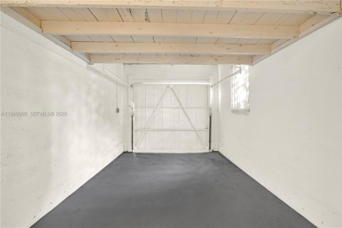 House in Miami, Florida 3 bedrooms, 109.81 sq.m. № 2031841 - photo 13