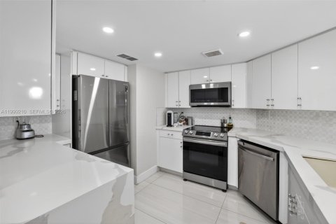 Снять в аренду кондоминиум в Форт-Лодердейл, Флорида 2 спальни, 111.67м2, № 2064125 - фото 18