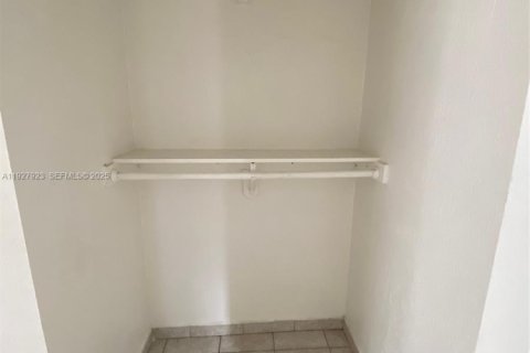 Снять в аренду виллу или дом в Майами, Флорида 1 спальня, 65.03м2, № 1986849 - фото 6