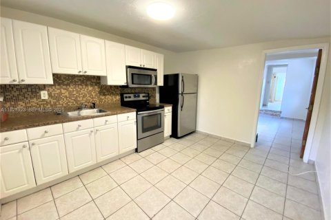 Снять в аренду виллу или дом в Майами, Флорида 1 спальня, 65.03м2, № 1986849 - фото 3