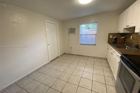 Снять в аренду виллу или дом в Майами, Флорида 1 спальня, 65.03м2, № 1986849 - фото 2