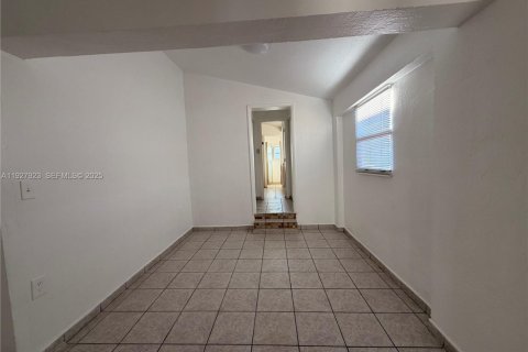 Снять в аренду виллу или дом в Майами, Флорида 1 спальня, 65.03м2, № 1986849 - фото 10