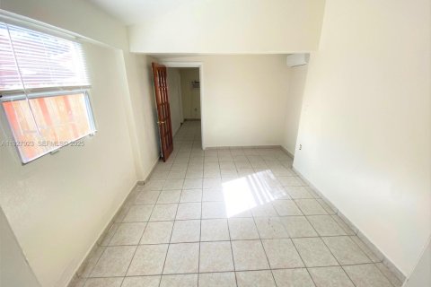 Снять в аренду виллу или дом в Майами, Флорида 1 спальня, 65.03м2, № 1986849 - фото 14