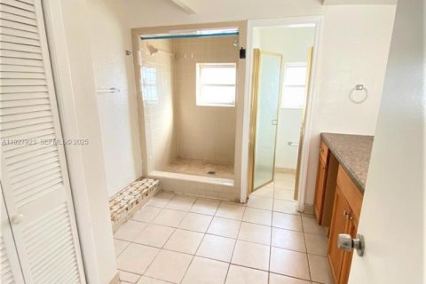 Снять в аренду виллу или дом в Майами, Флорида 1 спальня, 65.03м2, № 1986849 - фото 11