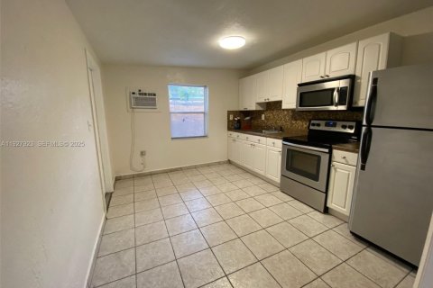 Снять в аренду виллу или дом в Майами, Флорида 1 спальня, 65.03м2, № 1986849 - фото 4