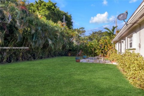 House in Coral Gables, Florida 3 bedrooms, 131.83 sq.m. № 2066211 - photo 5