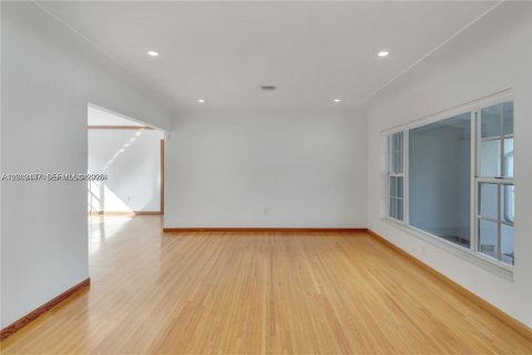 House in Coral Gables, Florida 3 bedrooms, 131.83 sq.m. № 2066211 - photo 10