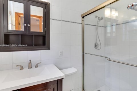 House in Coral Gables, Florida 3 bedrooms, 131.83 sq.m. № 2066211 - photo 18