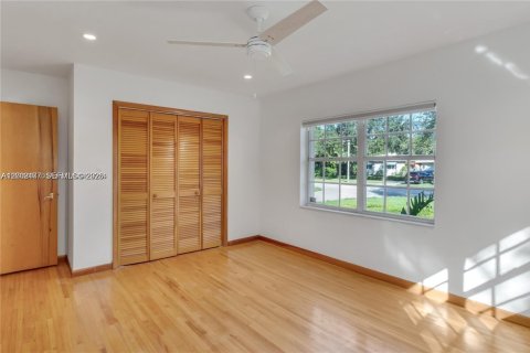 House in Coral Gables, Florida 3 bedrooms, 131.83 sq.m. № 2066211 - photo 19