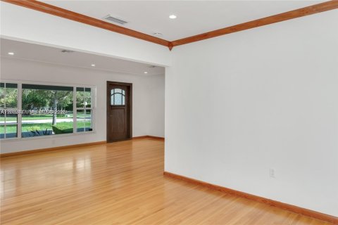 House in Coral Gables, Florida 3 bedrooms, 131.83 sq.m. № 2066211 - photo 8