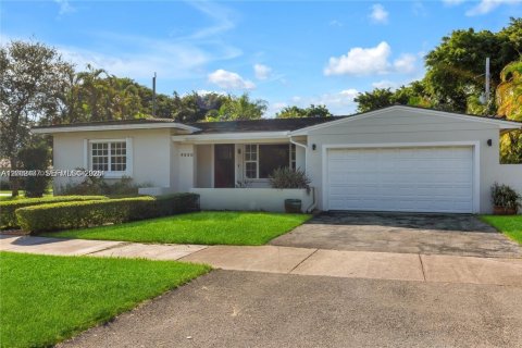 House in Coral Gables, Florida 3 bedrooms, 131.83 sq.m. № 2066211