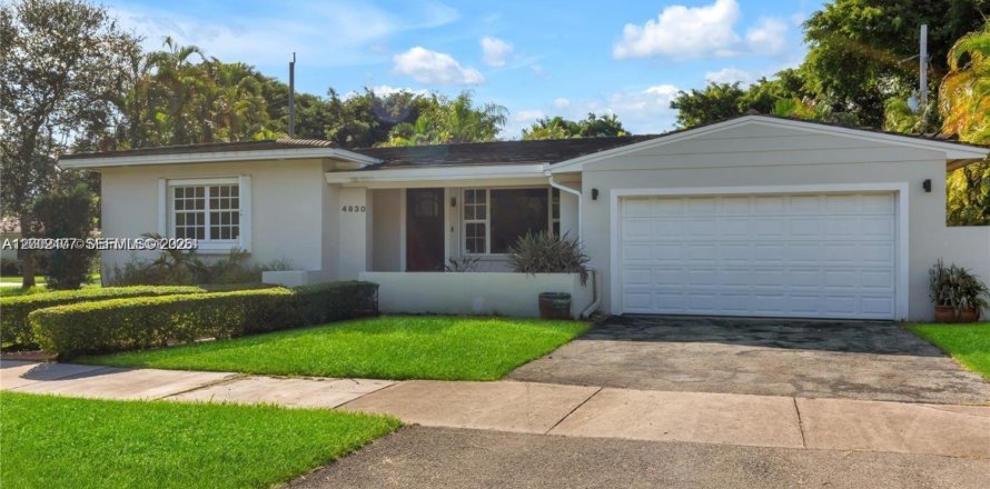 House in Coral Gables, Florida 3 bedrooms, 131.83 sq.m. № 2066211