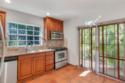House in Coral Gables, Florida 3 bedrooms, 131.83 sq.m. № 2066211 - photo 15