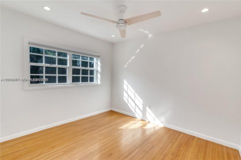 House in Coral Gables, Florida 3 bedrooms, 131.83 sq.m. № 2066211 - photo 17