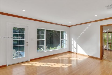 House in Coral Gables, Florida 3 bedrooms, 131.83 sq.m. № 2066211 - photo 9