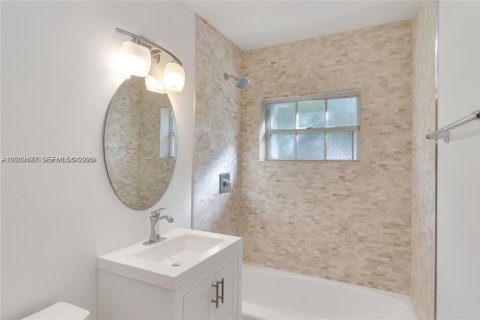 House in Coral Gables, Florida 3 bedrooms, 131.83 sq.m. № 2066211 - photo 13