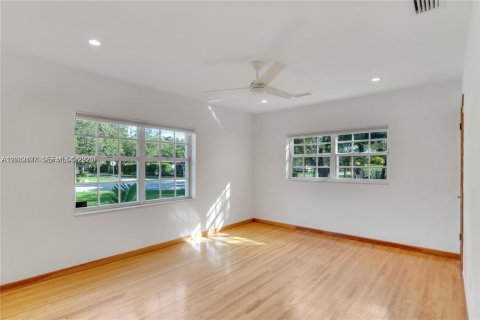 House in Coral Gables, Florida 3 bedrooms, 131.83 sq.m. № 2066211 - photo 12