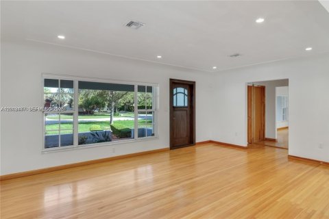 House in Coral Gables, Florida 3 bedrooms, 131.83 sq.m. № 2066211 - photo 11