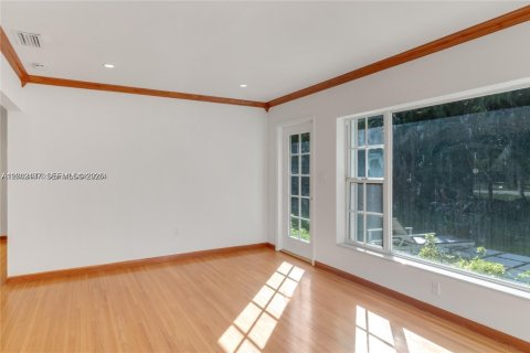 House in Coral Gables, Florida 3 bedrooms, 131.83 sq.m. № 2066211 - photo 7