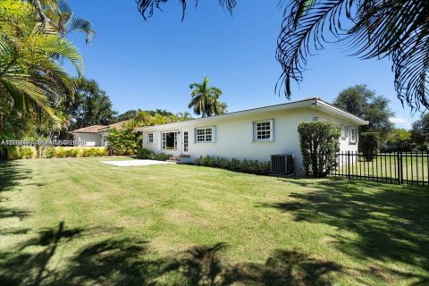House in Coral Gables, Florida 3 bedrooms, 131.83 sq.m. № 2066211 - photo 2