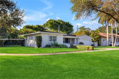 House in Coral Gables, Florida 3 bedrooms, 131.83 sq.m. № 2066211 - photo 4