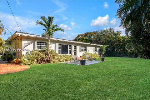 House in Coral Gables, Florida 3 bedrooms, 131.83 sq.m. № 2066211 - photo 6