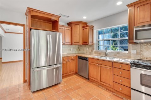 House in Coral Gables, Florida 3 bedrooms, 131.83 sq.m. № 2066211 - photo 14