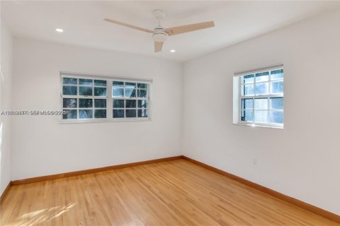 House in Coral Gables, Florida 3 bedrooms, 131.83 sq.m. № 2066211 - photo 16