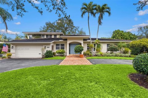 House in Coral Gables, Florida 4 bedrooms, 354.61 sq.m. № 2325876
